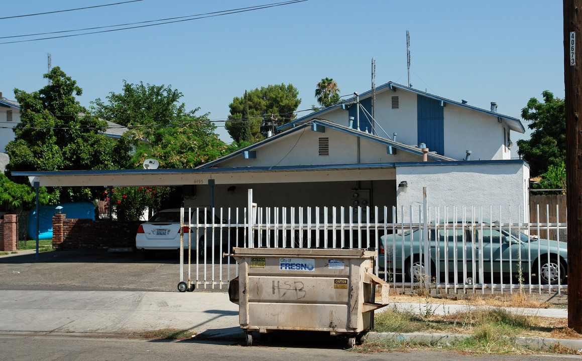 4445-4455 E Clay Ave in Fresno, CA - Foto de edificio