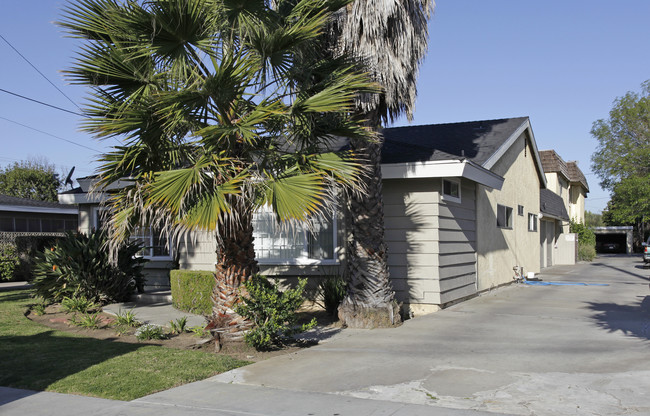 2005 Santa Ana Ave in Costa Mesa, CA - Foto de edificio - Building Photo