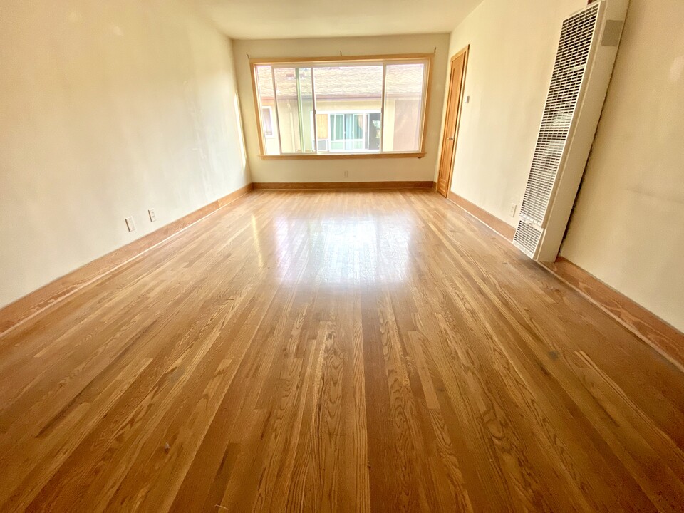 1229 1/2 N New Hampshire Ave in Los Angeles, CA - Building Photo