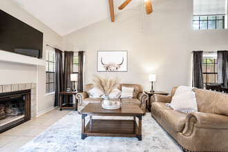 200 Pecan Dr, Unit 502 in League City, TX - Foto de edificio - Building Photo