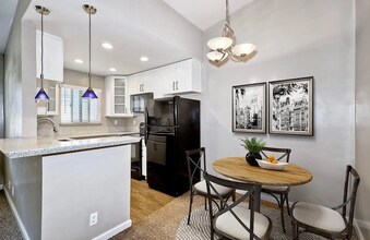 5532 Adelaide Ave in San Diego, CA - Building Photo - Building Photo