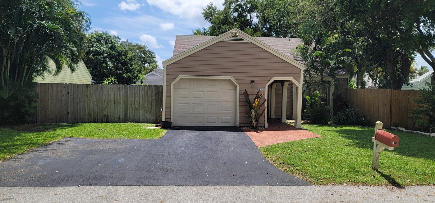 492 Sweet Wood Way in Wellington, FL - Building Photo