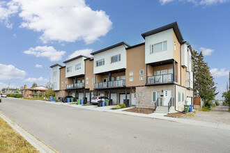 1644 SW 40 St in Calgary, AB - Building Photo - Building Photo