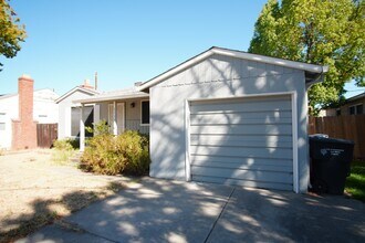 2739 Kroy Way in Sacramento, CA - Building Photo - Building Photo