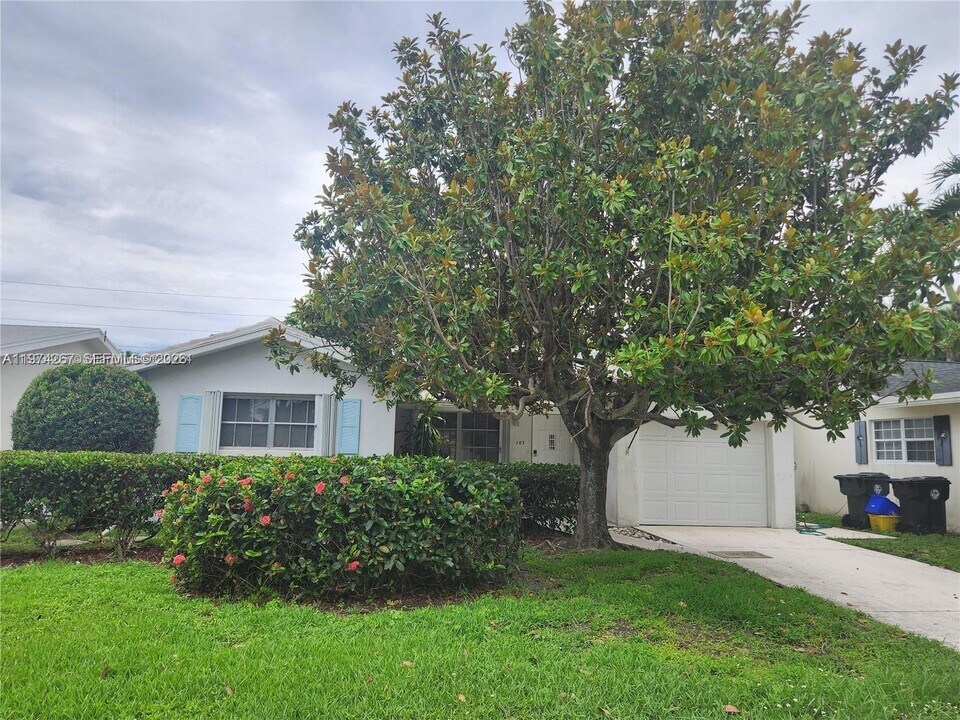 107 18th Ave S in Lake Worth Beach, FL - Building Photo