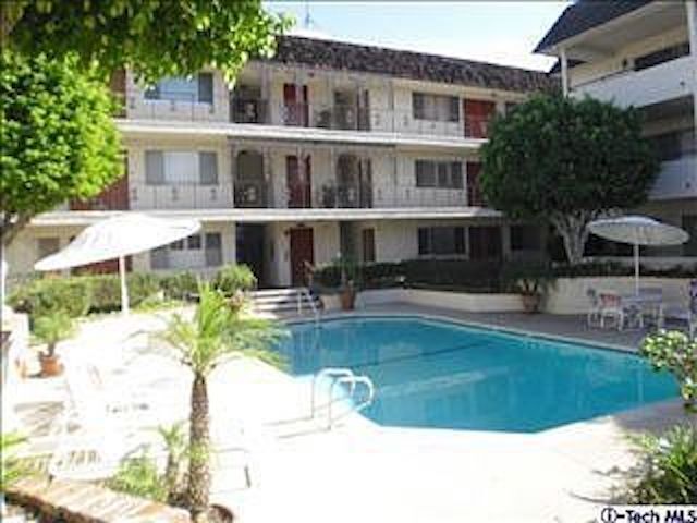 5315 Yarmouth Ave, Unit 212 in Los Angeles, CA - Foto de edificio - Building Photo