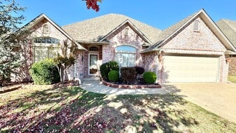 1205 Stonegate Ln in Mcalester, OK - Building Photo