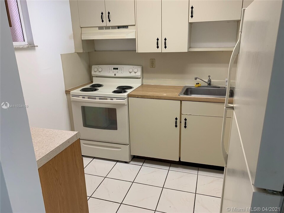 11307 SW 200th St-Unit -114-B in Miami, FL - Building Photo