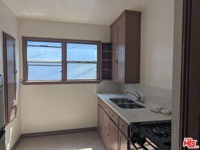 644 W 40th Pl in Los Angeles, CA - Building Photo - Building Photo