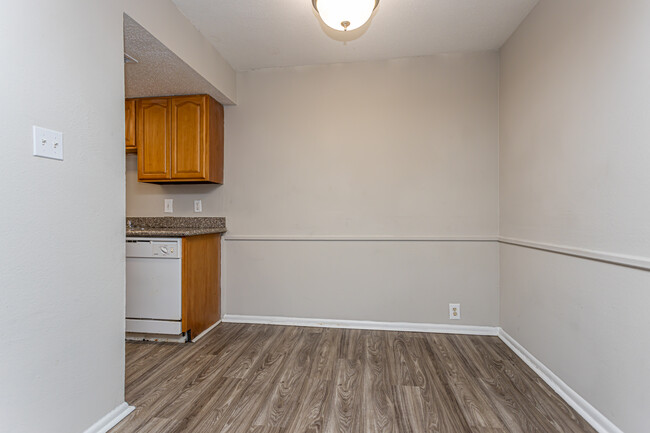 The Leonne Apartments in Metairie, LA - Building Photo - Interior Photo