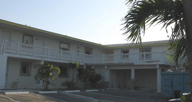 330 SE 19th Ave in Deerfield Beach, FL - Foto de edificio - Building Photo