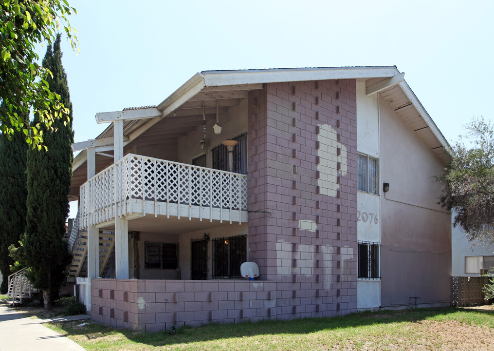 2076 S Haster St in Anaheim, CA - Foto de edificio