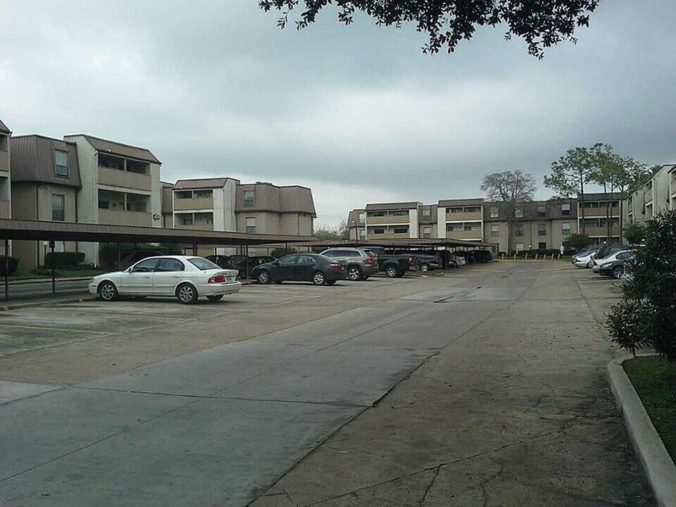 8435 Hearth Dr in Houston, TX - Building Photo