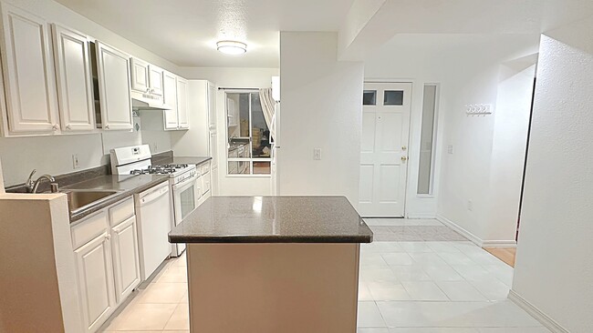 91-1058 Kekuilani Loop, Unit B207 in Kapolei, HI - Building Photo - Building Photo