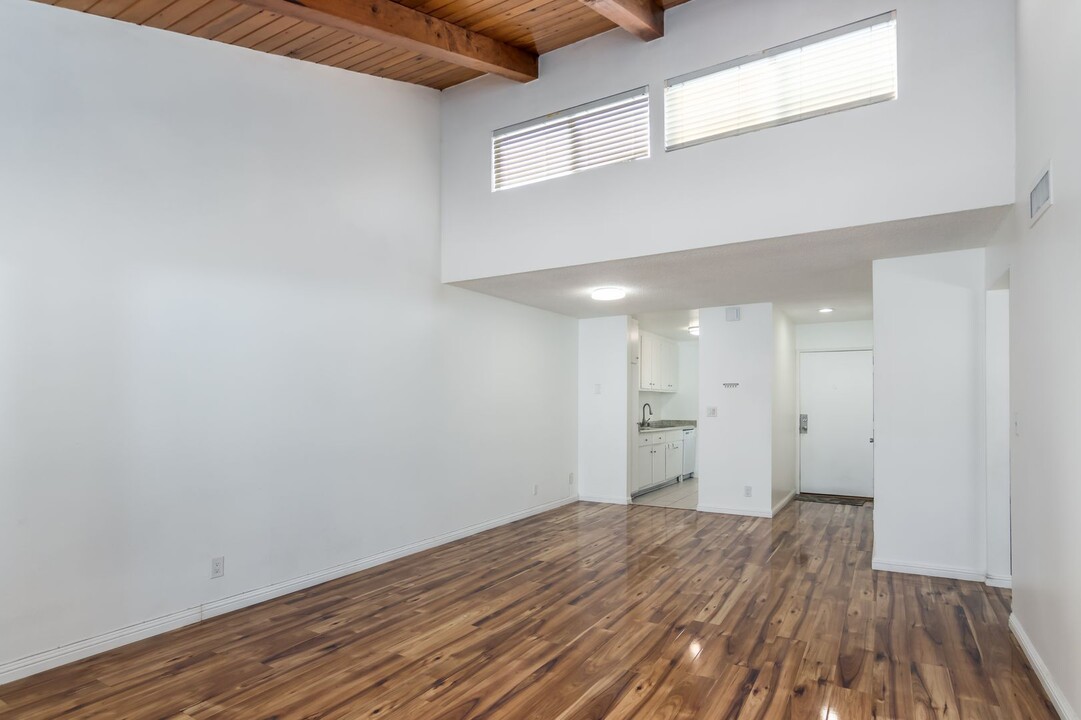 20134 Leadwell St in Los Angeles, CA - Foto de edificio