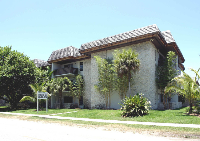 Dadeland Capri in Miami, FL - Building Photo - Building Photo