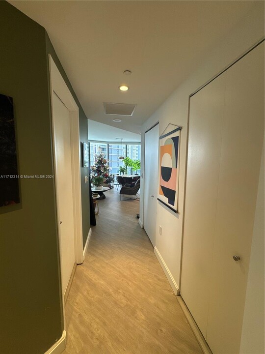 45 SW 9th St, Unit 1108 in Miami, FL - Building Photo