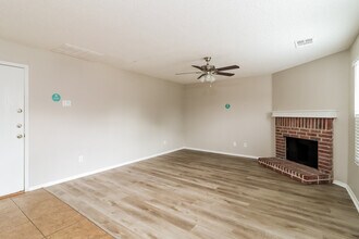 525 Linacre Dr in Crowley, TX - Foto de edificio - Building Photo