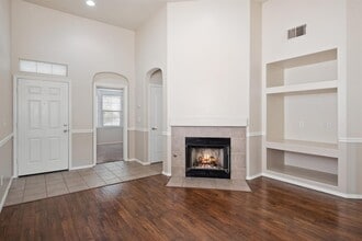 68 W Bordeaux Ln in Clovis, CA - Foto de edificio - Building Photo