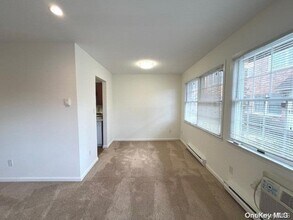 56 Sintsink Dr E-Unit -C in Port Washington, NY - Building Photo - Building Photo