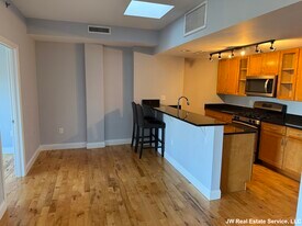 110 Cypress St in Brookline, MA - Building Photo