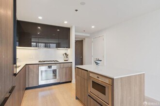 338 Main St, Unit 23H in San Francisco, CA - Foto de edificio - Building Photo