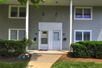 33 Carriage Path N in Milford, CT - Building Photo - Building Photo