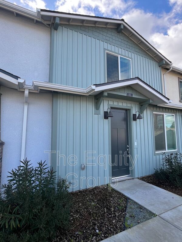 405 S Summit St in Visalia, CA - Building Photo - Building Photo