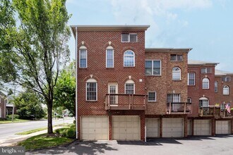 2400 N Greenbrier Ct in Arlington, VA - Building Photo - Building Photo