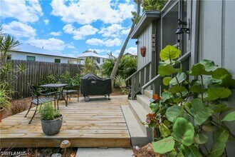 1042 Oak Forest Dr in Naples, FL - Building Photo - Building Photo