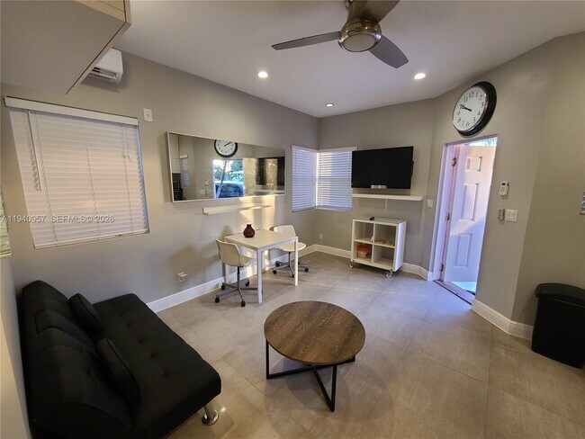 321 Hayes St in Hollywood, FL - Building Photo - Building Photo