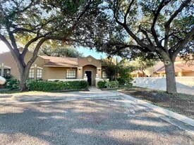 601 St James Dr in Laredo, TX - Building Photo