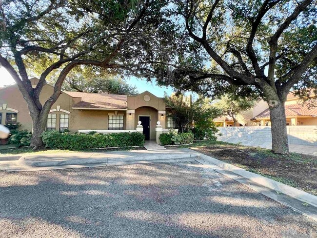 601 St James Dr