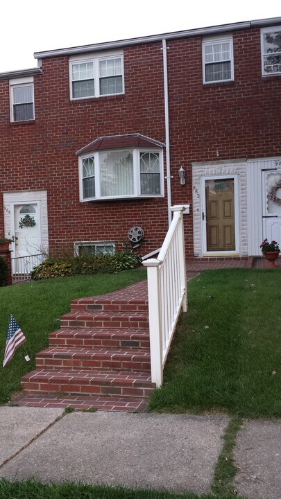 983 Regina Dr in Halethorpe, MD - Building Photo