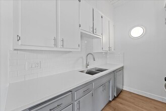 6110 Cahuenga Blvd in Los Angeles, CA - Building Photo - Building Photo