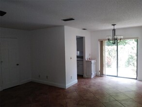 1055 6th Ave in Vero Beach, FL - Foto de edificio - Building Photo