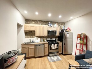 24 S Huntington Ave, Unit 2 in Boston, MA - Building Photo - Building Photo