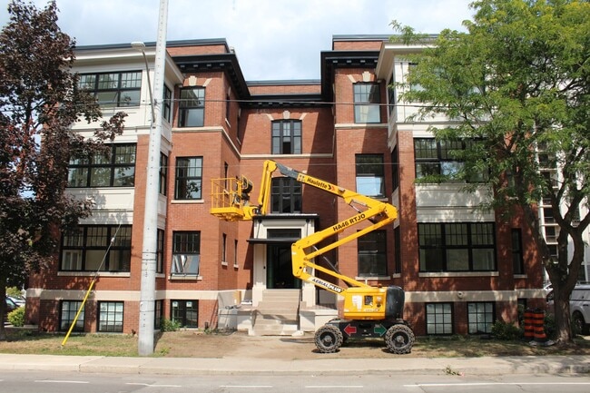 100 Charlton Ave W