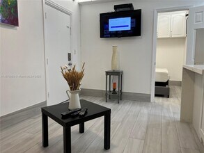 3710 Collins Ave in Miami, FL - Foto de edificio - Building Photo