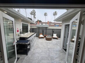 21142 Surfwood Ln in Huntington Beach, CA - Building Photo - Building Photo