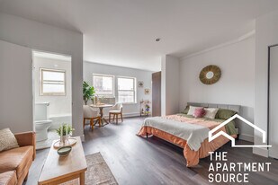 1555 W Hollywood Ave in Chicago, IL - Building Photo