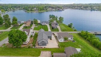 4006 Apple Valley Dr in Howard, OH - Building Photo