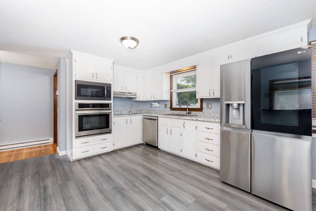 34 Silver Ln in Enfield, CT - Building Photo