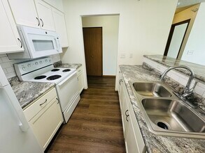 245 Beaver Kreek Center in North Liberty, IA - Building Photo - Building Photo