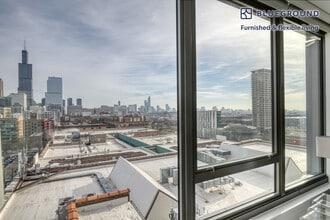 1035 W Van Buren St in Chicago, IL - Building Photo - Building Photo