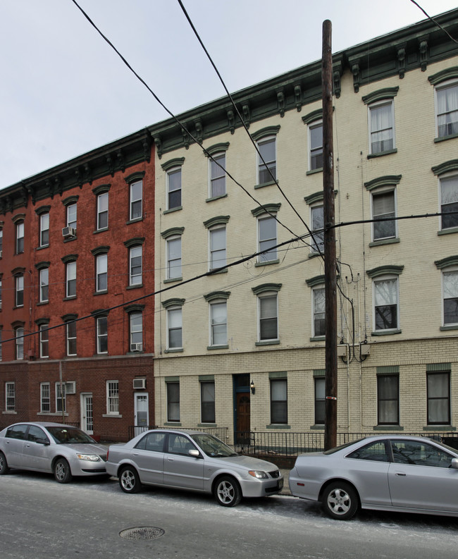 527 Willow Ave in Hoboken, NJ - Building Photo - Building Photo