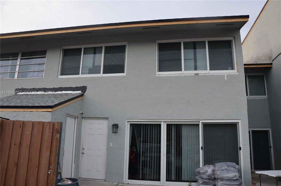 15431 SW 81st Cir Ln in Miami, FL - Building Photo