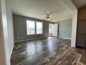 38033 Ducharme Dr in Clinton Township, MI - Building Photo - Building Photo