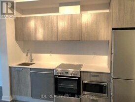 50 Charles St E in Toronto, ON - Building Photo