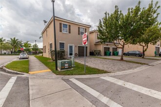 17085 SW 94th Terrace in Miami, FL - Building Photo - Building Photo